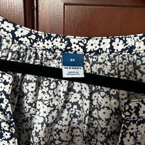 Old Navy Long Sleeve Blouse.  Light weight and size 3X